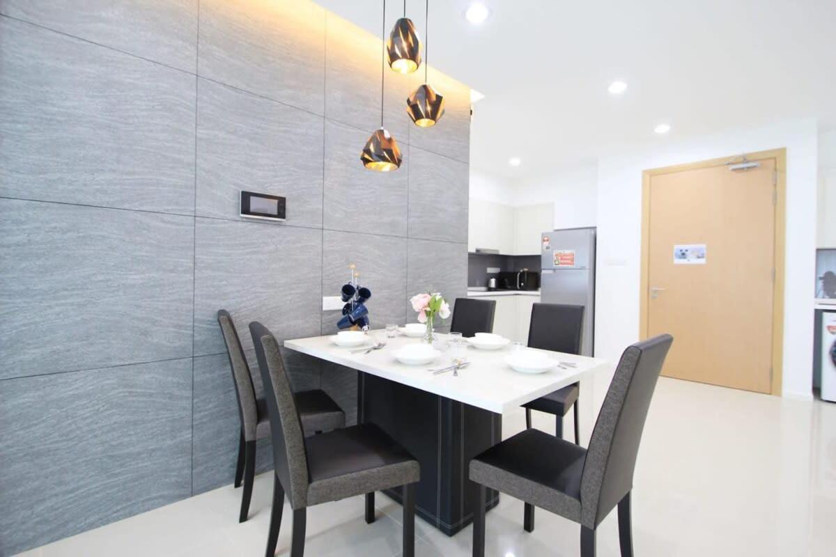 ג'והור בהרו A Stylish High-Floor 2Br Suasana Suites Views מראה חיצוני תמונה