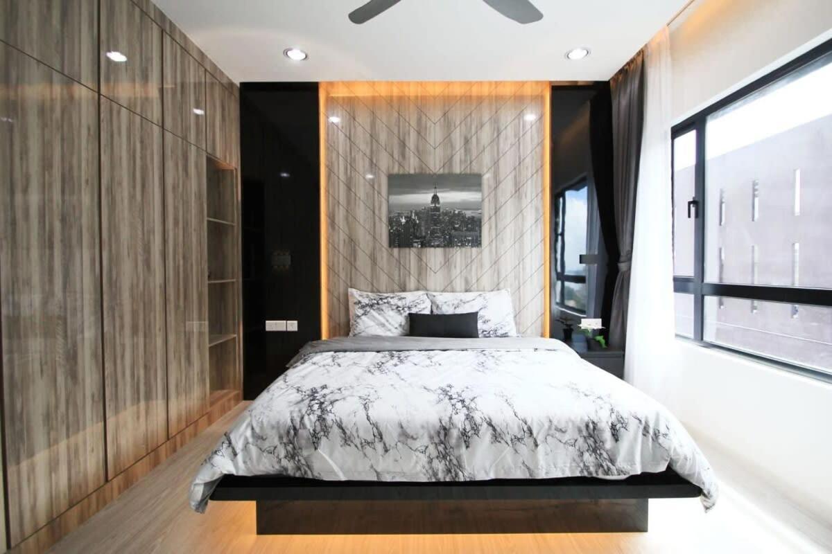 ג'והור בהרו A Stylish High-Floor 2Br Suasana Suites Views מראה חיצוני תמונה